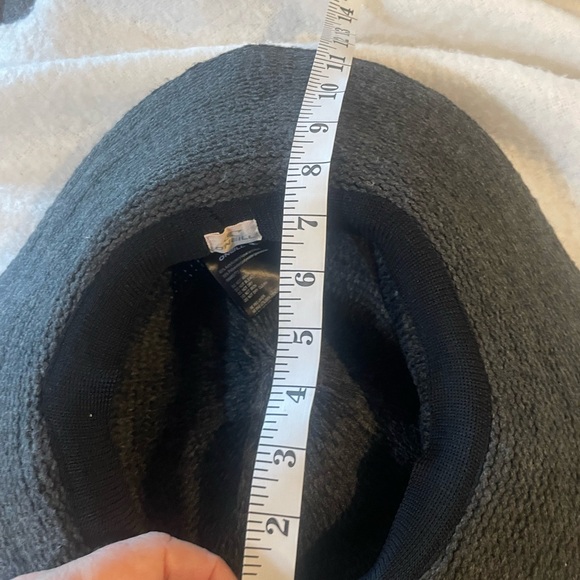 O’NEILL Sunhat decorated with 5 silver-tone conches and black strap. EUC - Picture 6 of 7